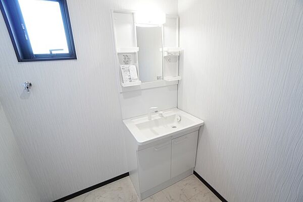 三面鏡裏収納付き洗面化粧台です＾＾ 歯磨きセットやスキンケア用品などの収納にご利用いただけます。ランドリースペース上部には窓も付いており換気に便利です＾＾