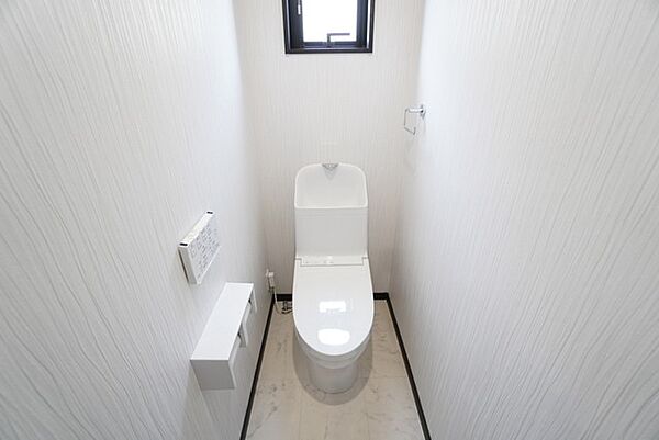 1階2階の2ヶ所にトイレがありますので、忙しい朝にも家族に気を使わず、ゆとりが生まれますね＾＾ 小窓付きで換気する時に便利です＾＾
