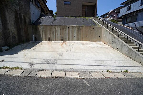 駐車スペースは並列3台分を確保しています＾＾ マイカー用に、お客さま用に、余裕を持ってご利用いただけます＾＾