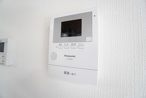 防犯はもちろん、セールスマン対策にもなるモニター付きインターホンです。 来訪者の顔が見えるので安心ですね＾＾