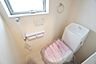 室内：温水洗浄機付トイレです。節水機能もあるので、安心して使えますね。もちろん、1階2階の2ヶ所にトイレがあるので、忙しい朝にもゆとりができますね。