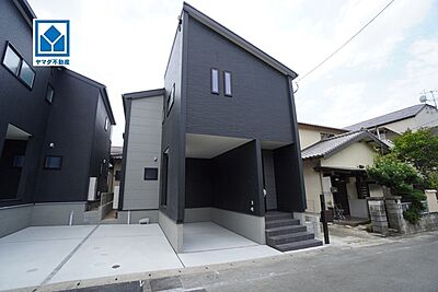 外観:太陽光付き住宅。南向き^^オールフローリング4LDK^^P2台(ビルドインガレージ1台分)^^ 外観:太陽光付き住宅。南向き^^オールフローリング4LDK^^P2台(ビルドインガレージ1台分)^^
