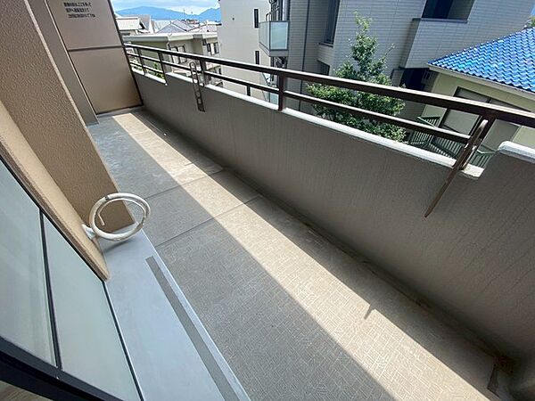 広々としたバルコニー。 天気のいい日にはお布団もまとめて干せそうですね＾＾
