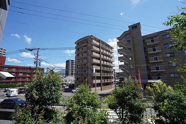 目の前に日差しを遮る建物がないので、日当たり＆風通し良好です＾＾心地よい自然の光や風を感じることができ、ほどよく開放感のある空間がつくれます。