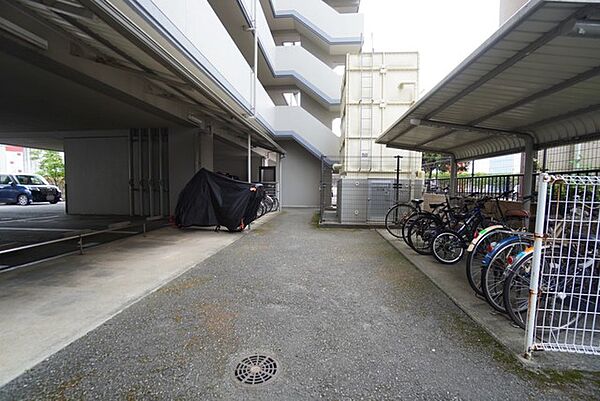 屋根付きの駐輪場があり、雨の日でも自転車を置きやすく便利です＾＾ 通勤・通学やお買い物など、日常使いにも安心ですね。