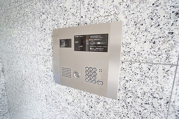 オートロックは、外部の人が自由に建物内に出入りできないため、不審者の侵入防止効果があります。セキュリティ充実。安心のできる暮らしをご提供致します。