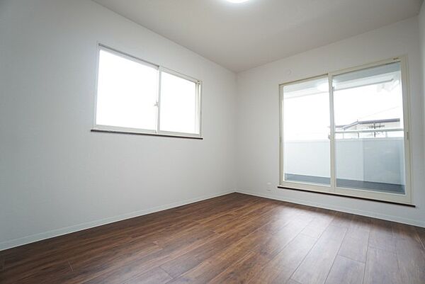 主寝室としてお使いいただけそうなこちらのお部屋は、日当たりが良く、爽やかな風を感じて起きる朝は、快適生活の始まりに。