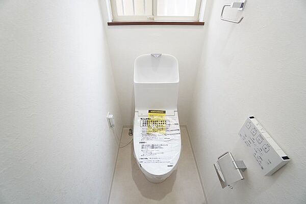 1階2階の2ヶ所にトイレがありますので、忙しい朝にも家族に気を使わず、ゆとりが生まれますね＾＾ 小窓付きで換気する時に便利です＾＾