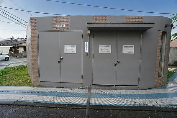 敷地内にゴミ置き場を設けており、日々のゴミ出しがスムーズ＾＾ 重いゴミも短い動線で出せる便利な環境です。