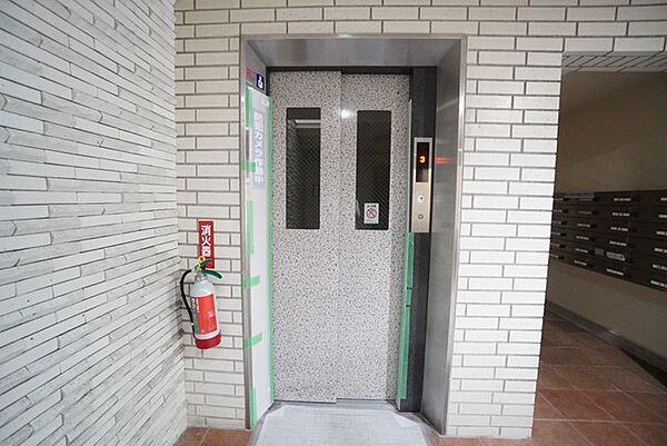 ロビー奥には重い荷物を運ぶのにも便利なエレベーターが設置されています。忙しい時にもスムーズに外出できます。
