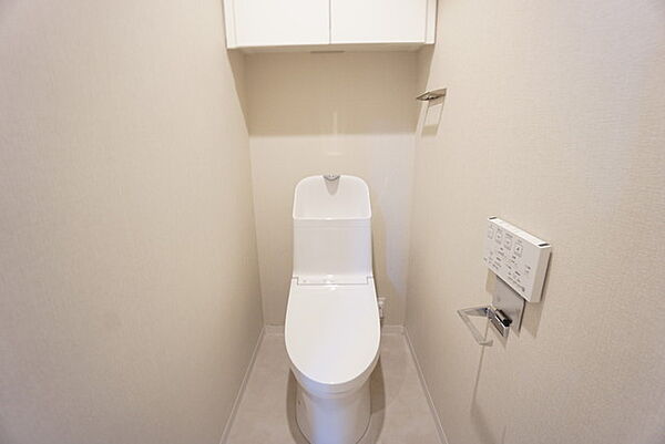 温水洗浄機付トイレです。節水機能もあるので、安心して使えますね。もちろん、1階2階の2ヶ所にトイレがあるので、忙しい朝にもゆとりができますね。