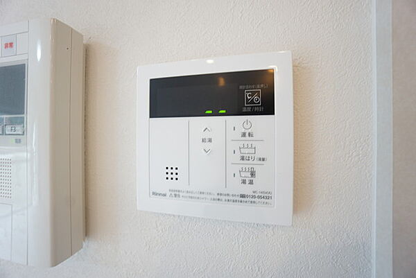 キッチン横からお湯張り、追い炊き、足し湯がボタン一つで楽々操作できる給湯機リモコンです。忙しい夕飯準備の時間帯に重宝しますね。