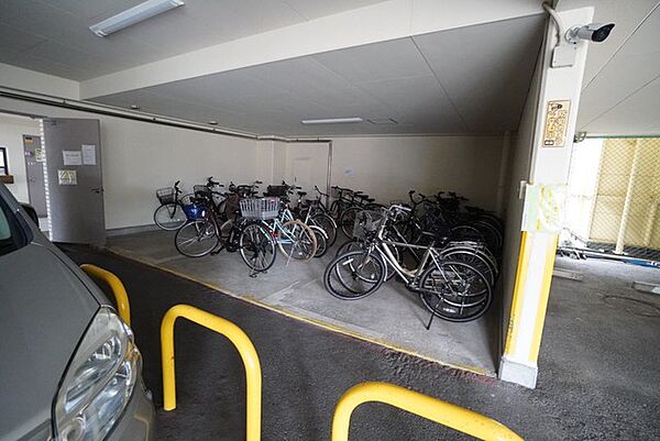敷地内に駐輪場有。雨の日でも自転車を置きやすく便利です。通勤・通学やお買い物など、日常使いにも安心ですね。＾＾
