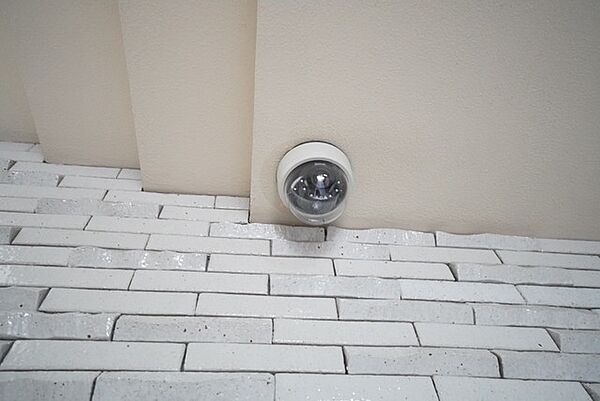 マンションのエントランスに防犯カメラ付き。マンション内のトラブル・犯罪の抑止効果があり、防犯性アップ。