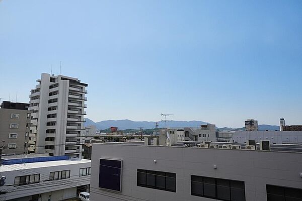 バルコニーからの眺望です。前面に遮るものがなく景色を一望できます。