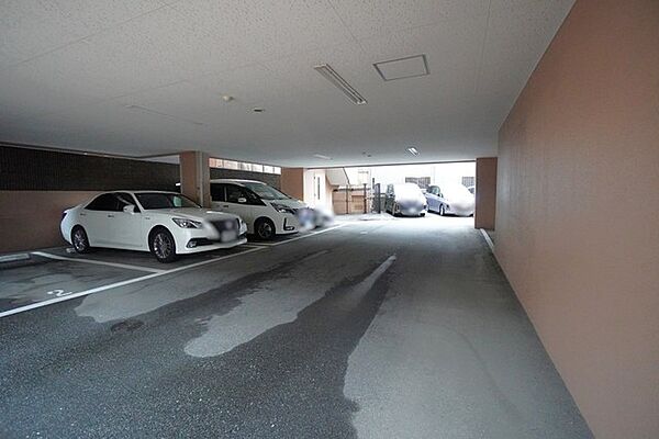 敷地内に駐車場あります＾＾ 月額（8，000円）最新の空き状況についてはお問い合わせください。