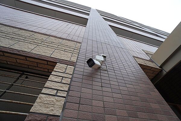 防犯カメラ完備。 カメラの存在自体が不審者の侵入や犯罪行為を抑制してくれます。 万が一トラブルなどがあった場合も安心ですね＾＾