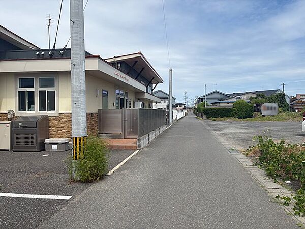 西側約4ｍの公道に4ｍ面しています＾＾ 住人以外の車の進入も少なく、小さなお子様を持つご家庭にも安心です。