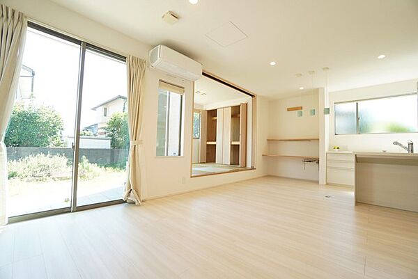 大きな掃き出し窓のあるリビングは、陽光あふれる明るい空間です。ゆったりと寛げる憩いの場となりそうです。
