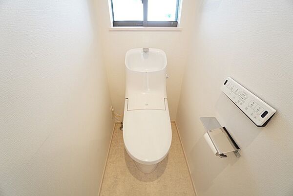 ウォシュレット、暖房便座、節電・節水機能など、使い勝手のよい高機能トイレです。 上部には収納棚が付いています＾＾