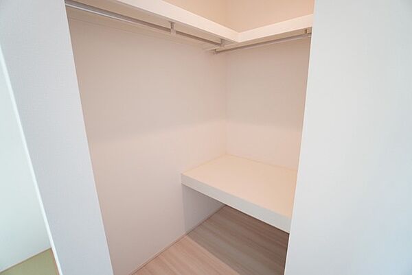 ウォークインクローゼットには扉を付けていないので部屋がより広く感じられますね。 使用頻度が少ないものは枕棚の上に、足元には3段ボックスを置いて、フル活用できますね