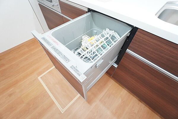 食後の時間にゆとりを与えてくれる食器洗い乾燥機。操作ボタンも上面にあるので、腰をかがめずに操作が楽々。