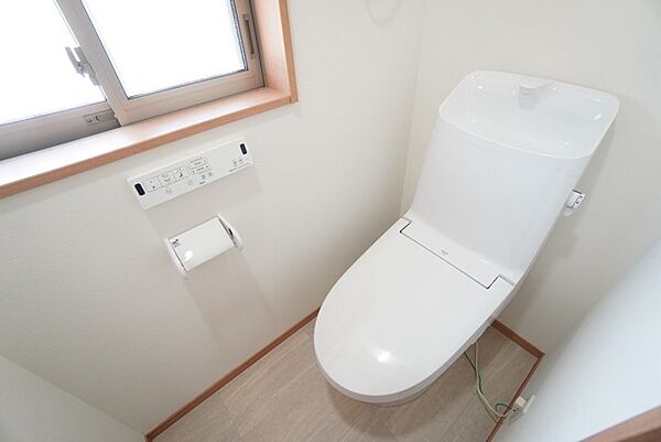 温水洗浄機付トイレです。壁リモコンタイプのウォシュレット付き。すっきりした見た目で、トイレ奥の掃除もしやすいです。