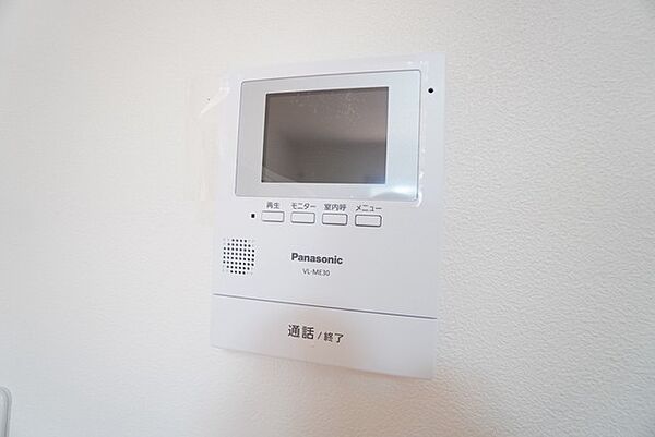 防犯性、セキュリティ対策に安心できるテレビモニター付きインターフォンです。セールスマン対策にもなり安心できます。