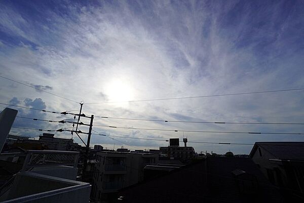 マンション玄関前からの眺望＾＾ 心地よい自然の光や風を感じることができ、ほどよく開放感のある空間がつくれます。