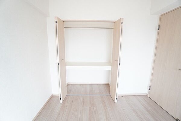 洋室にはクローゼットが設けられています。たっぷり収納できるので衣替えの心配もいりませんね＾＾