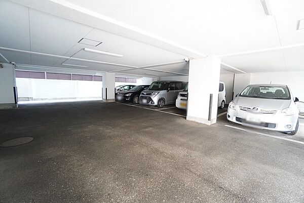 敷地内には屋内駐車場あり＾＾ 最新の空き状況はお問い合わせ下さい。 お問い合わせお待ちしております＾＾