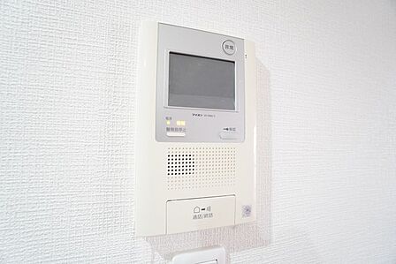 防犯はもちろん、セールスマン対策にもなるモニター付きインターホンです。 来訪者の顔が見えるので安心ですね^^