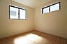 子供部屋：2面採光を確保した明るい室内は、風通しも良く、大変居心地の良い空間となっております。日当たりがよく、子供部屋としての利用もおすすめ。