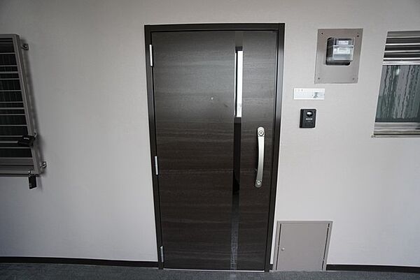 質感、使いやすさ、安全性、断熱性能を併せ持った玄関ドアです。