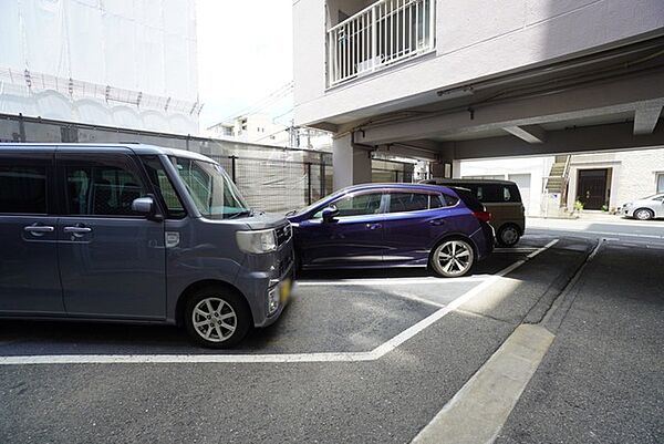 敷地内に駐車場があるため、車への乗り降りや荷物の出し入れもスムーズ＾＾雨の日や小さなお子さまとのお出かけにも便利です。