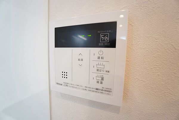 雨の日の洗濯も安心できる浴室暖房乾燥機付き浴室。リモコンで操作もボタン1つで簡単。