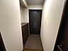 玄関：AIによる画像加工（家具・荷物の消去）を行っています。たっぷり収納できるシューズボックスです。家族全員の靴がきれいに整頓できます。棚の上にお花や写真を飾っても良いですね。