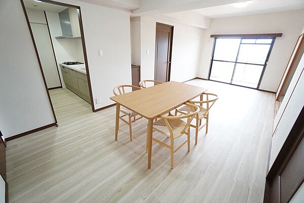 大きな窓のあるリビングは、陽光あふれる明るい空間です。居心地良く、ご家族皆がゆったり寛げる憩いの空間となりそうです。