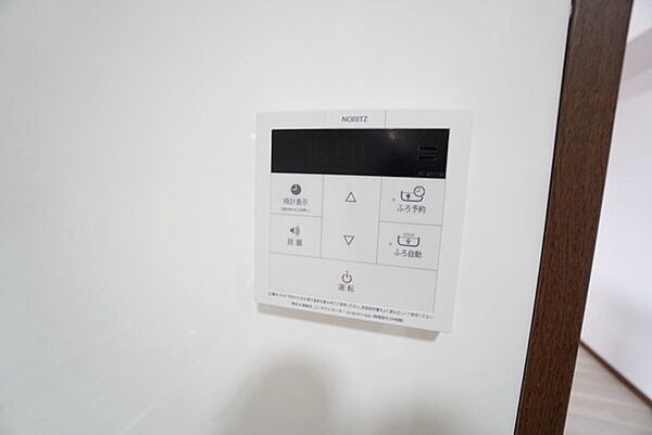 キッチン横からお湯張り、追い炊き、足し湯がボタン一つで楽々操作できる給湯機リモコンです。忙しい夕飯準備の時間帯に重宝しますね。