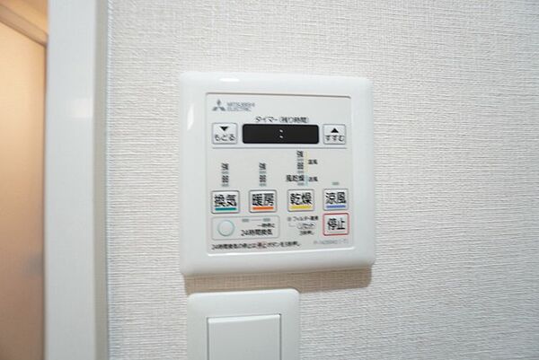 浴室暖房乾燥機付き。天候に左右されず、いつでも好きなときに洗濯物を干せるので、仕事や家事で忙しい方に重宝します。