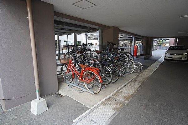 雨や直射日光、風雪から自転車を守り、自転車の劣化を防ぎます。雨の日の利用も快適です。