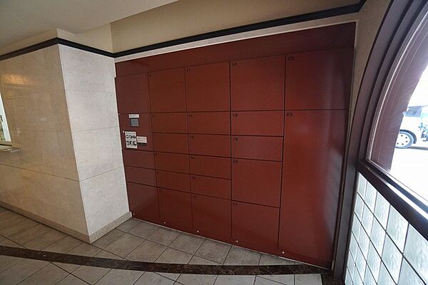 宅配ボックス付き。お仕事中や外出中などの不在時にも荷物が受け取れるのはとっても便利ですね＾＾セキュリティ面でも安心です＾＾