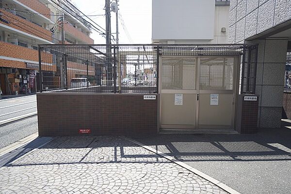 しっかりと扉の閉まるゴミ置き場。ゴミが散らかる心配もありません。エントランスの外まで管理が行き届いた綺麗なマンションです。
