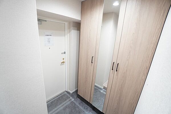 壁一面に設けた大容量のシューズクローゼットは実用性と機能性を兼ね備えています。急な来客でも、いつも整頓された玄関でお出迎えができます。