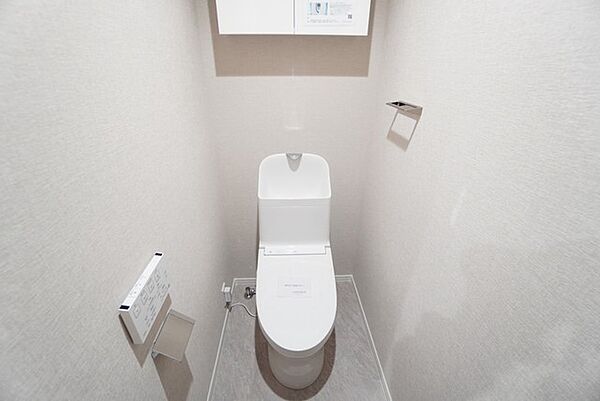 壁リモコンタイプのウォシュレット付き。すっきりした見た目で、トイレ奥の掃除もしやすいです。上部には収納棚が付いています＾＾