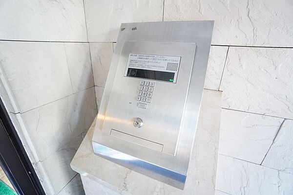 オートロックは、外部の人が自由に建物内に出入りできないため、不審者の侵入防止効果があります。