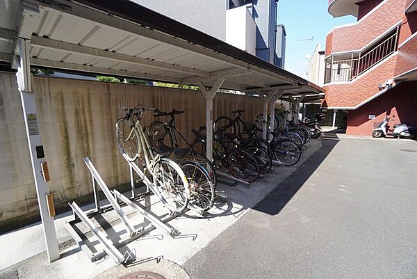 屋根付き駐輪場なので、雨の日も自転車を安心して保管できます。通勤・通学に自転車を使う方にも便利です＾＾
