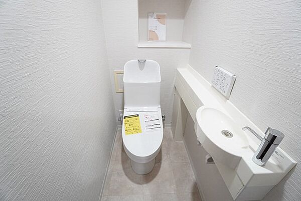 温水洗浄機付トイレです。節水機能もあるので、安心して使えますね。清潔感のある使い勝手の良いトイレで、毎日気持ちよくお使いいただけます。手洗い付き。