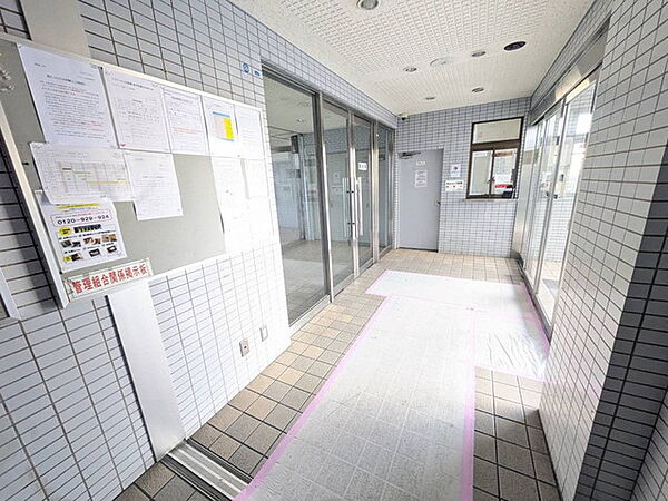 エントランス内に管理人室があると、不審者の侵入防止につながります。さらにオートロック付きで、防犯性アップ。