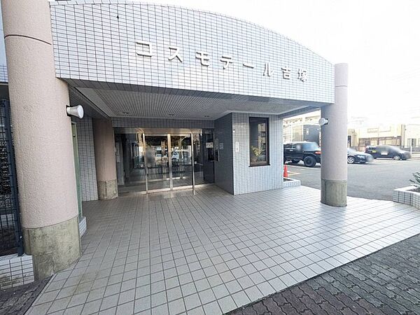 エントランスの自動ドアと出入り口に段差のないバリアフリー対応です。きれいに保たれたエントランスが安らぎに満ちた暮らしへ誘います。